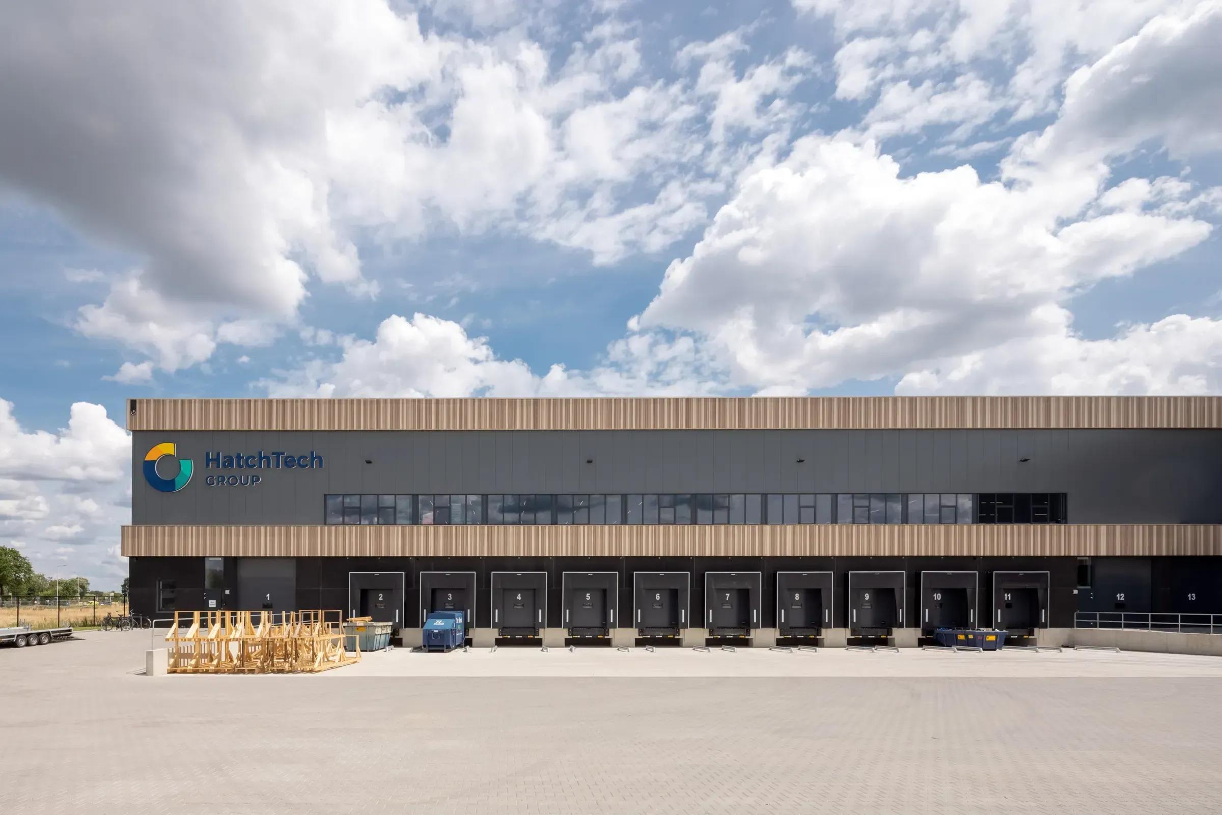 HTHQ Hatchtech Group, Ede – exterieur met expeditiezijde en houten gevelbanden