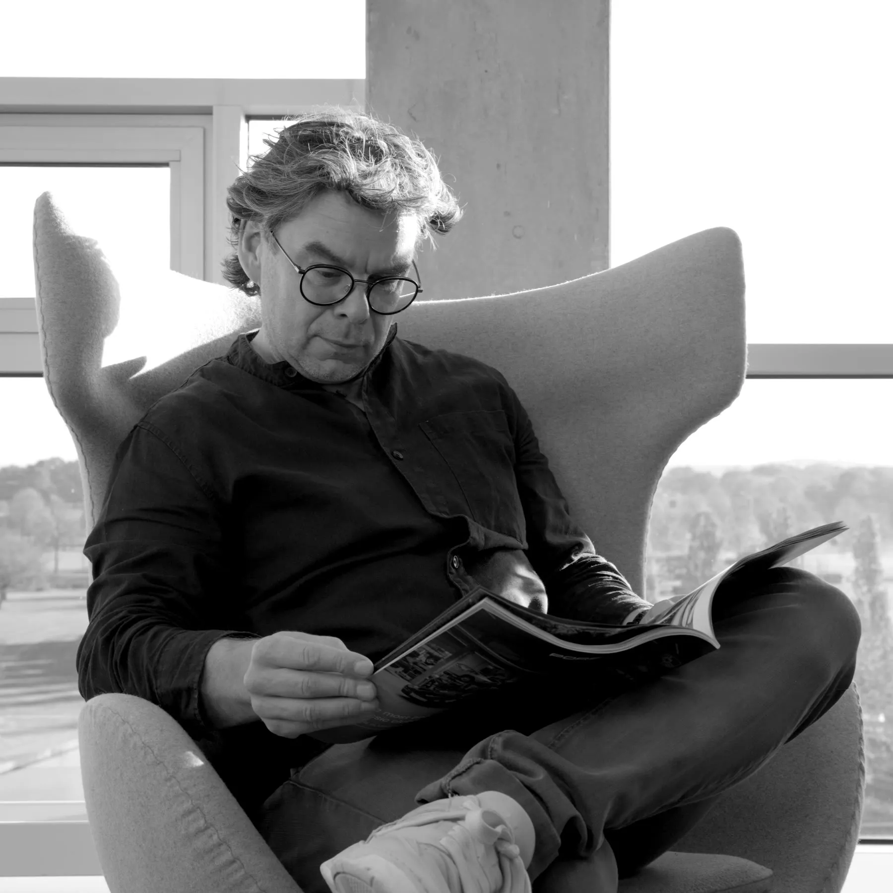 Paul Hoppe in het kantoor in gebouw Avantis, op de landsgrens